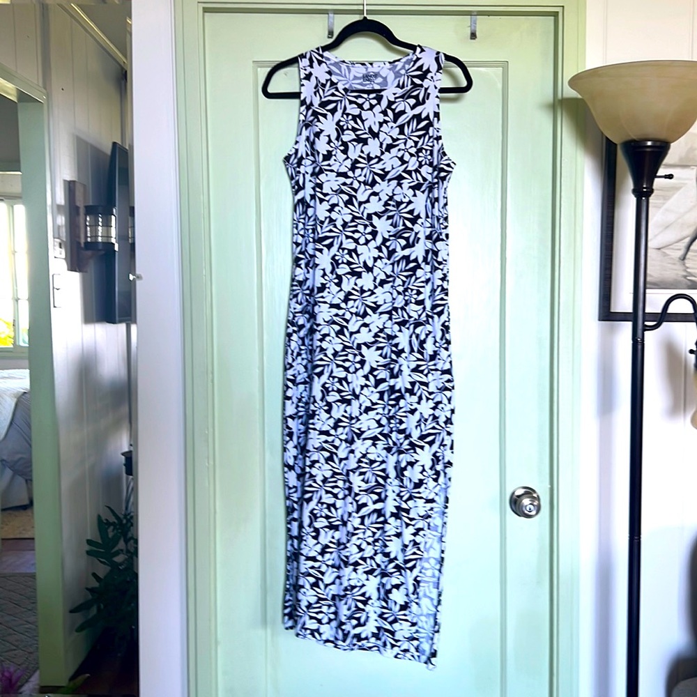 Lands’ Inn black and white floral cover up dress size S/P